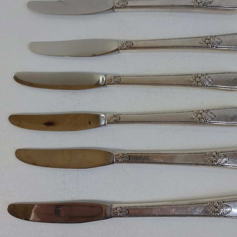 8 Vintage 1847 Rogers Brothers Silver Plated‎ Adoration Dinner Knives